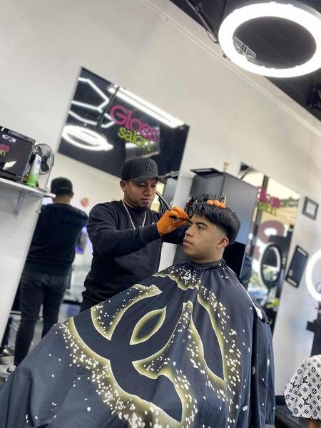 Luis trabajando en Gloss Salon